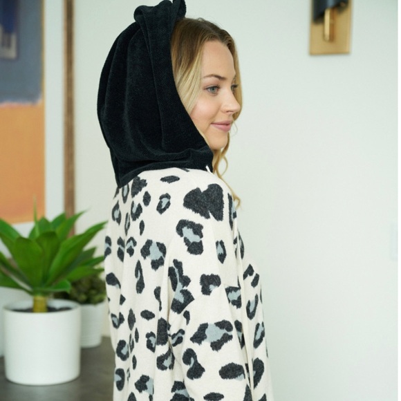 🎀 2 X’s Host Pick 🎀 Cheetah Sweater with Hoodie - Picture 2 of 9